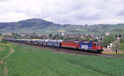 SBB Re 421 383 mit Autotransportzug bei Frick AG