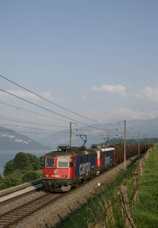 SBB Re 421 383 mit Ganzzug bei Kumm